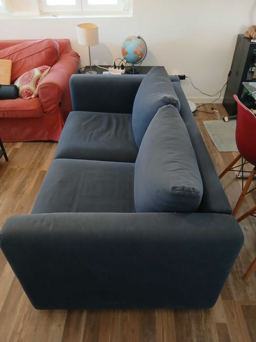 Sofa Azul Ikea com capas amoviveis.