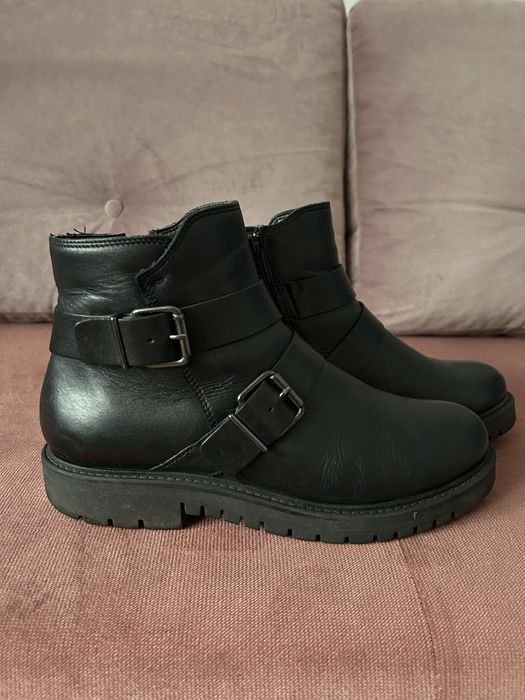 Czarne skórzane buty bikery biker botki motocyklowe klamry Pier One 39