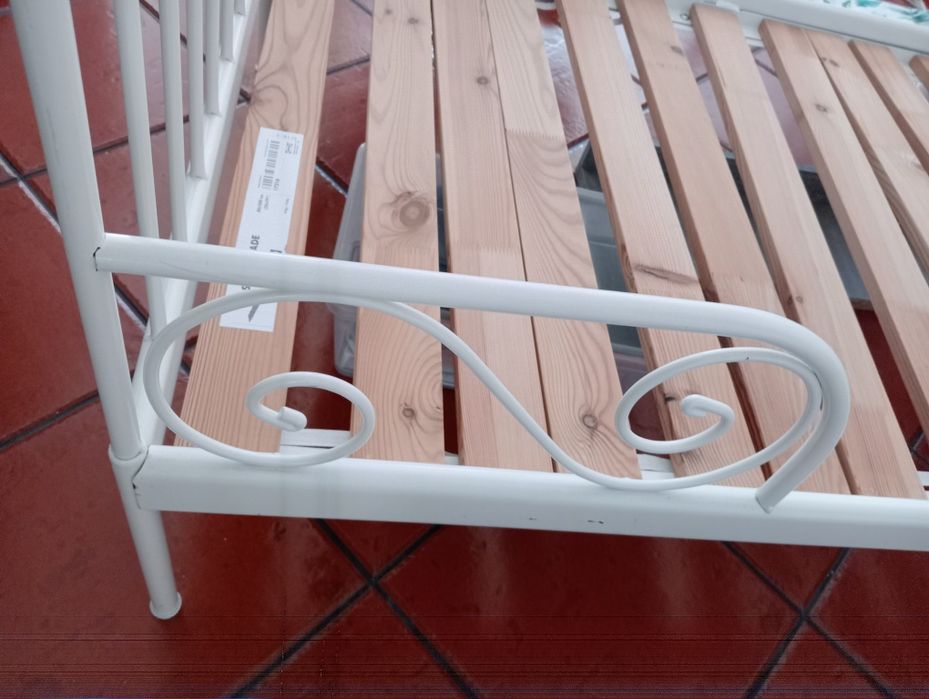 Cama IKEA com estrado e colchão.