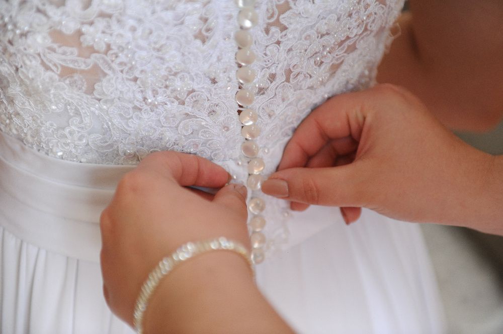 Zwiewna muślinowa biała suknia ślubna w rozmiarze 34-36