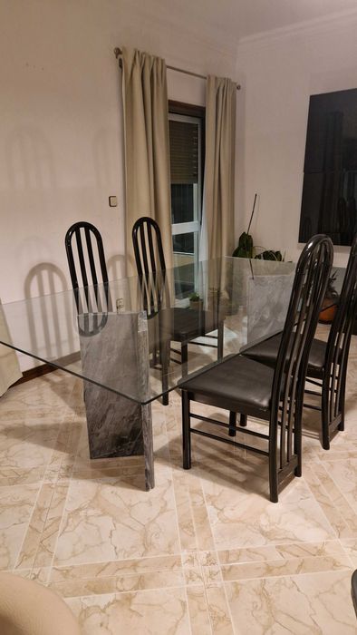Mesa de vidro e cadeiras