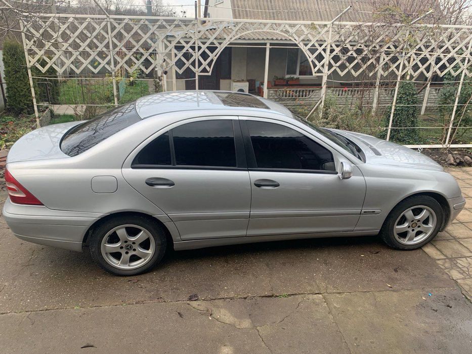 Авто Mercedes-Benz C200