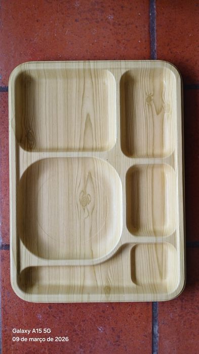 Vendo tabuleiro com divisórias cor madeira