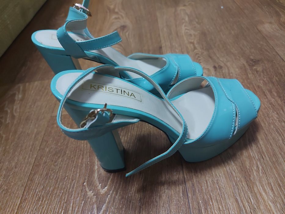 Босоножки 37р. новые