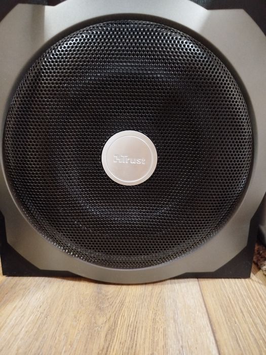 Bateria elétrica Alesis com 80 sons diferentes.