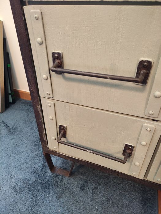 Móvel vintage pintado á mão