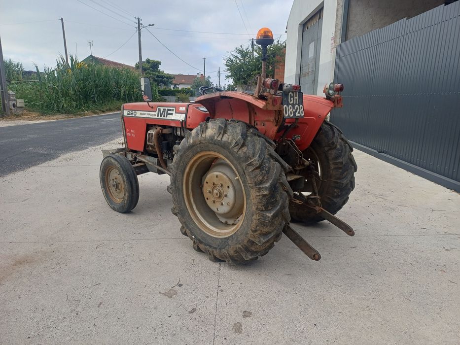Trator Massey Fergunson 220 (com avaria)