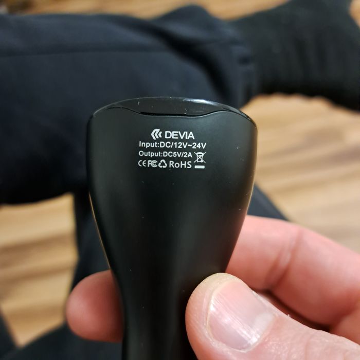 Słuchawka Bluetooth ze ładowarką samochodową.