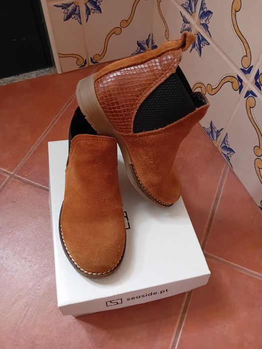 Botas em pele 26 semi novas