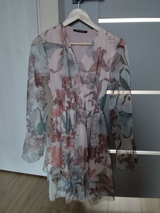 Beżowa zwiewna sukienka w kwiaty M