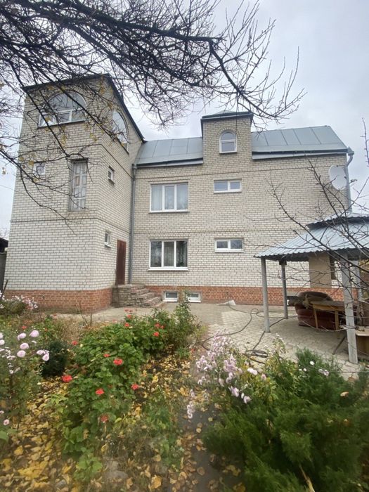 Трехэтажный дом 300 м² с участком 7 соток от собственника