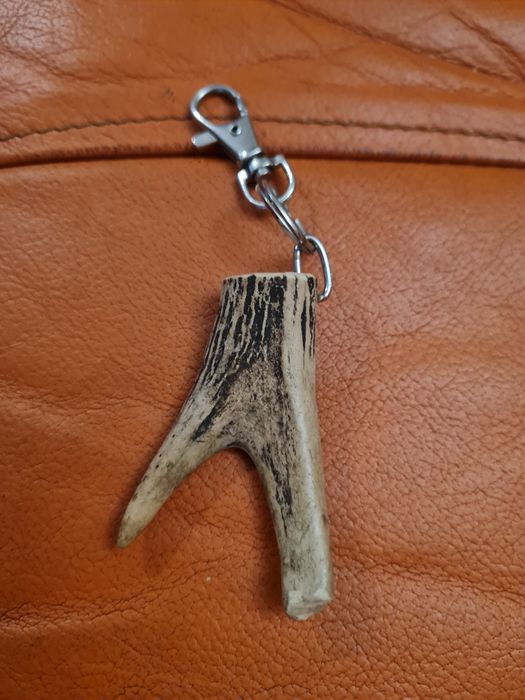 Brylok na klucze z rogów sarny