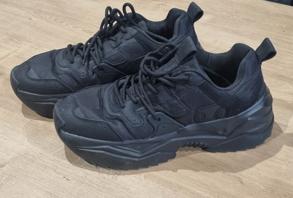 Buty sneakersy na grubej podeszwie czarne Bershka