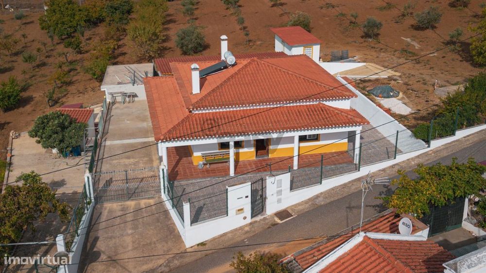 Moradia T2 com Terreno, armazém e parqueamento