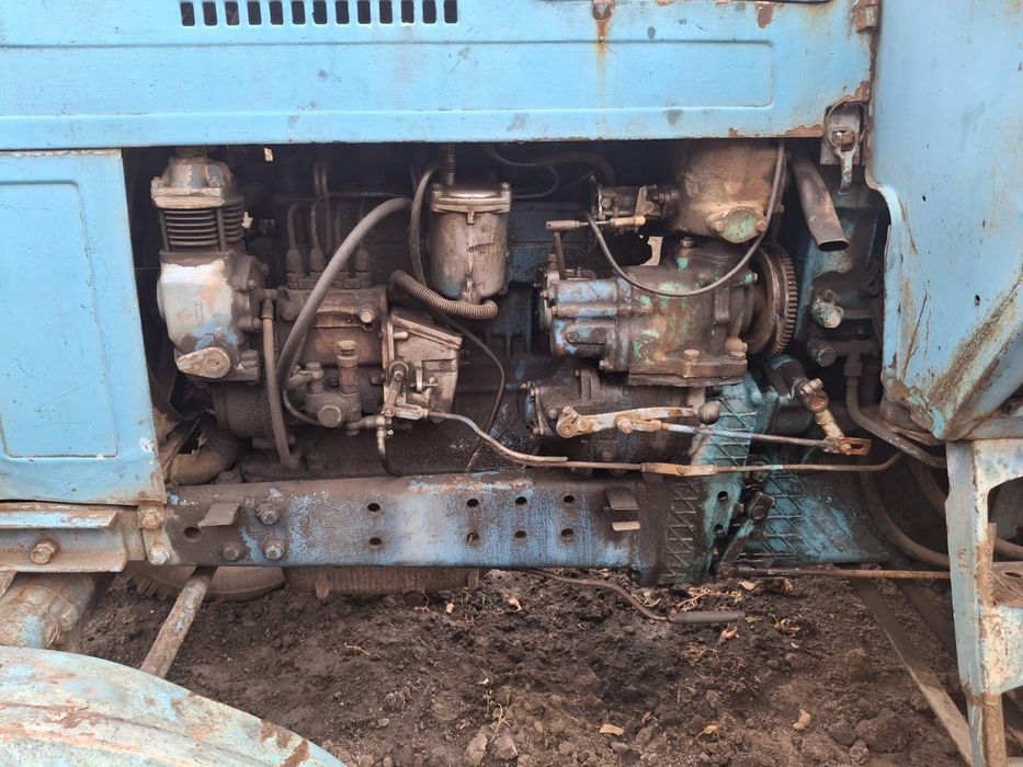 Продам трактор с плугом