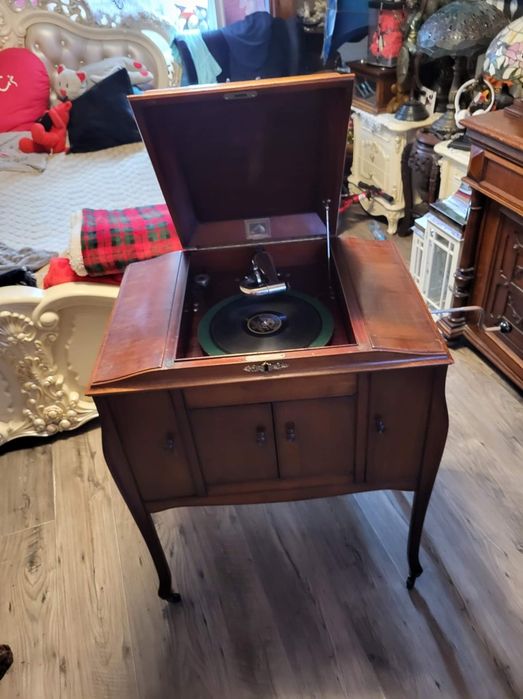 Stary gramofon meblowy