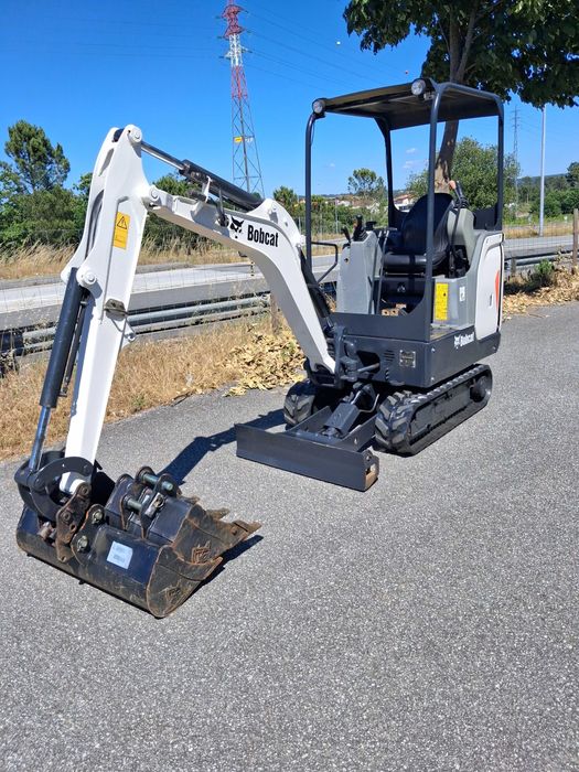 Mini Giratória  Mini Escavadora Bobcat E19
