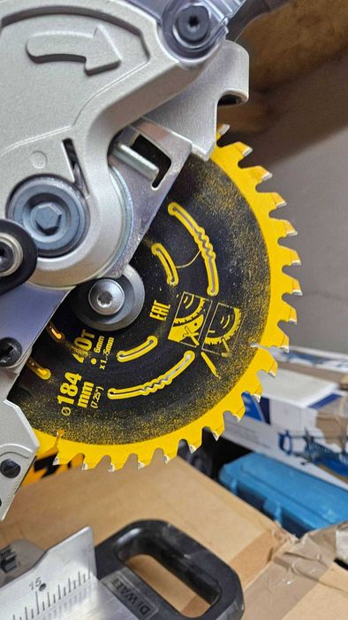 Ukośnica z posuwem DeWalt DCS365 18V 185MM bez akumulatora