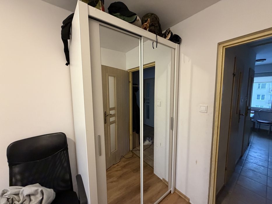 Biała szafa lustrzana