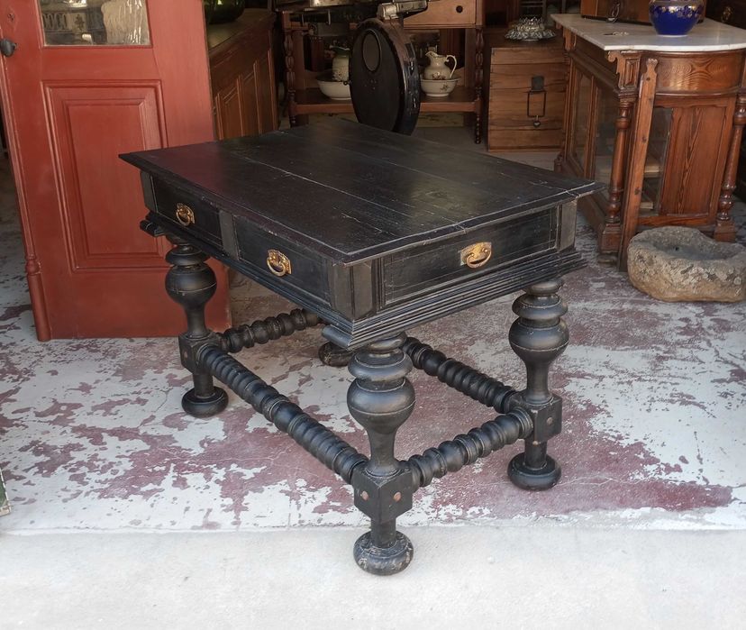 Antigo bufete em castanho