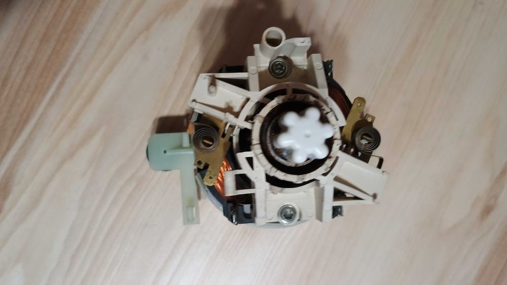 Двигатель 499044 мотор кухонного комбайна Bosch 5180