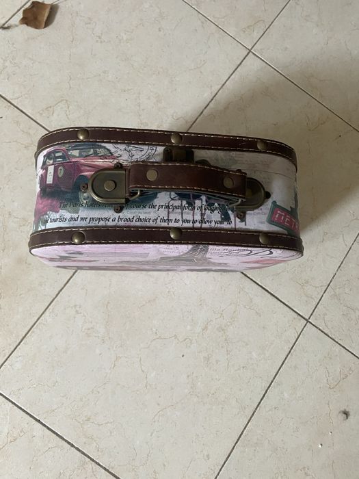 Mala de mão vintage com caixa.