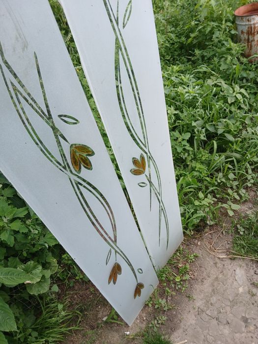 Стекло декоративне в двері 230 на 1600 у відмінному  стані
