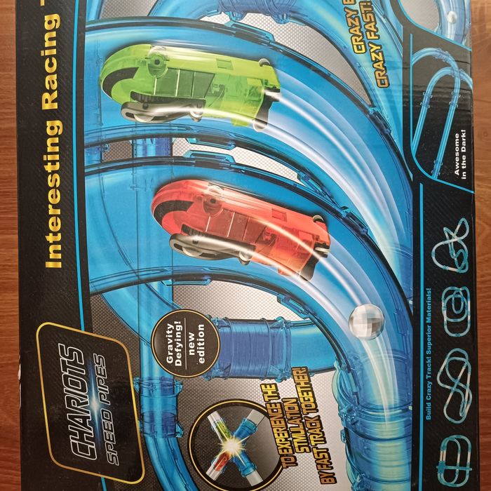 Трек в трубі з машинками, які світяться