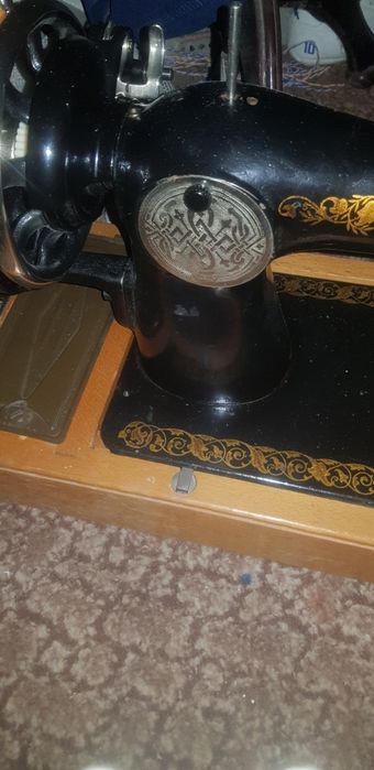 Швейна машина "Подолка" (ПМЗ) у дерев'яному футлярі. Машина в робочом