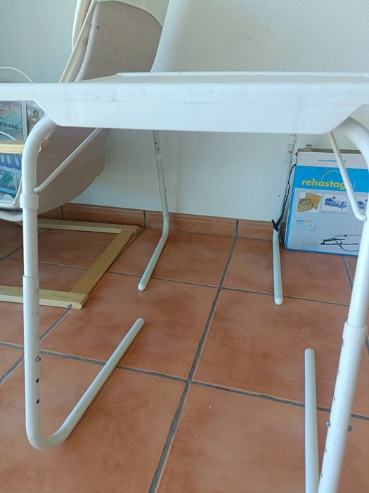 2 mesinhas retrátil e suporte cama