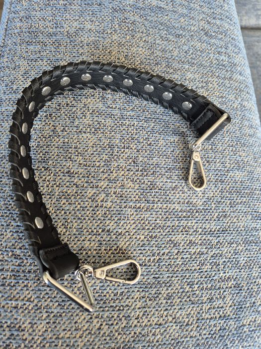 Krótki pasek do torebki z skóry ekologicznej z ćwiekami