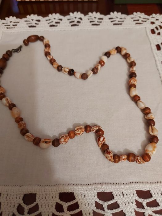 Colar Artesanal de Búzios e contas de Madeira.