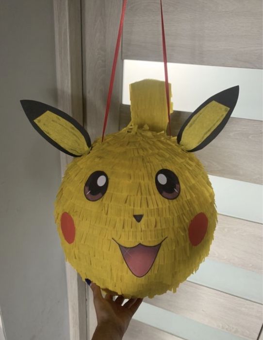 Piniata pikachu plus kij