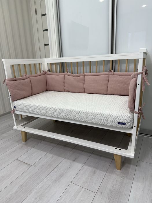 Детская кроватка (дерево) с матрасом, как новая