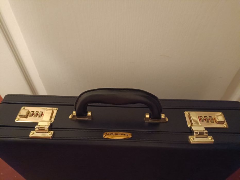 Дипломат чорний з золотистими замикачами