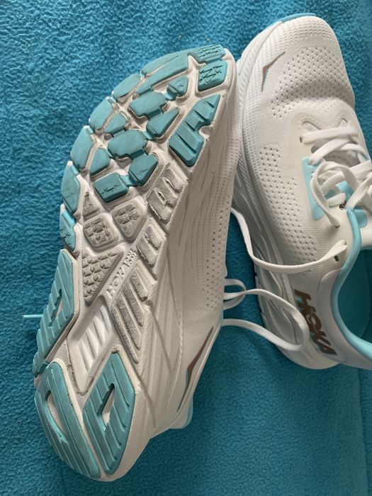 Tenis Hoka modelo arahi7