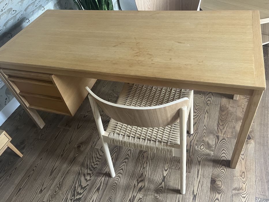 Stół drewniany z szufladami