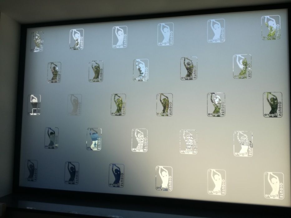 Oklejanie witryn szyb Folia mrożona, przyciemniająca, reklamy Poznań