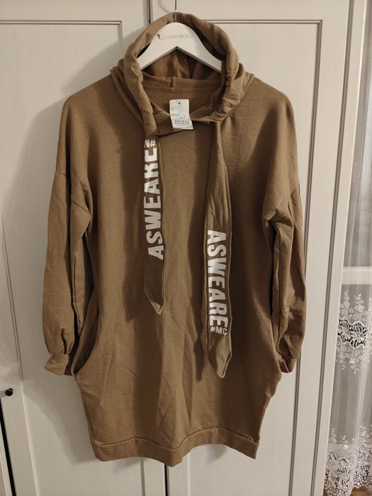 Sukienka dresowa z kieszeniami i kapturem