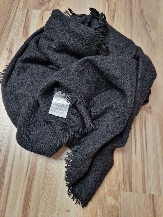 Czarny szal szalik