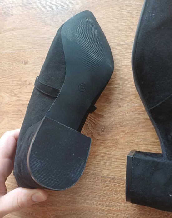 Czarne buty na obcasie