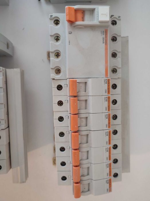 Material elétrico novo e usado