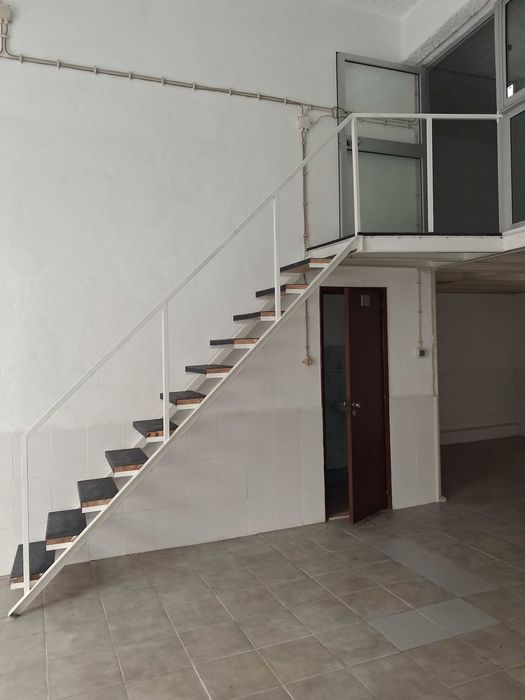 Aluga-se Armazém na freguesia de Santa Clara - Lisboa. Tm 914083889