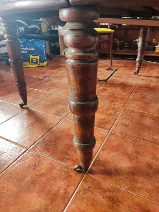 Mesa em castanho