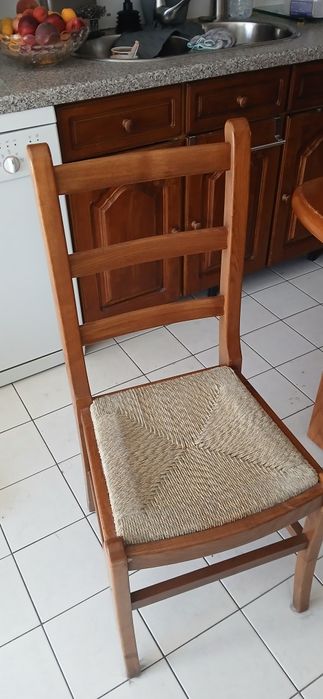 Vendo mesa com 4 cadeiras