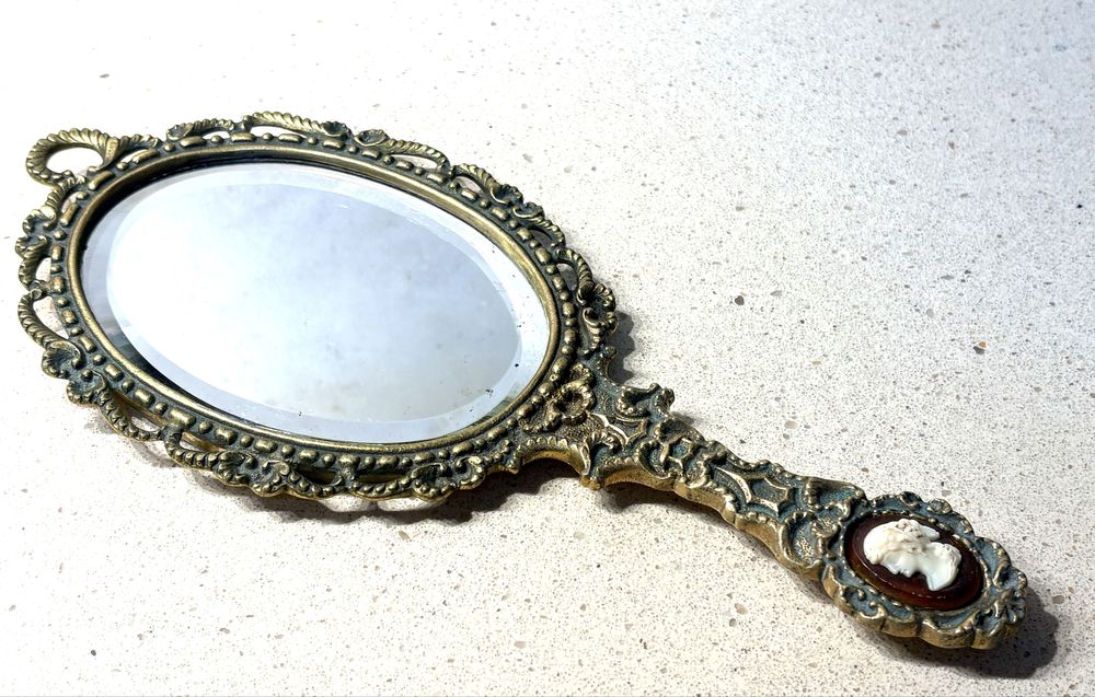 Lindo antigo espelho de mão estilo Arte Nova em latão