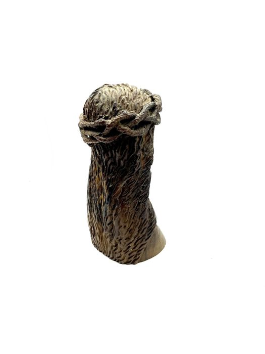 Imagem de jesus cristo esculpido em madeira