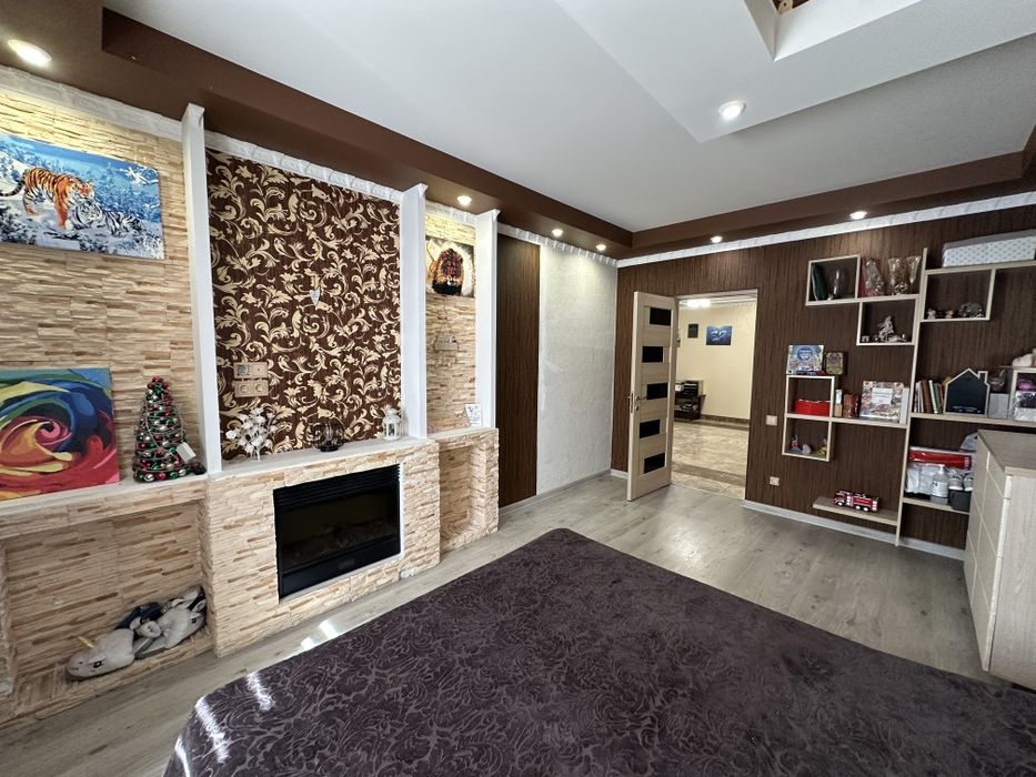 Продам 2-х этажный каменный дом  в Варваровке на участке 7. 12 соток