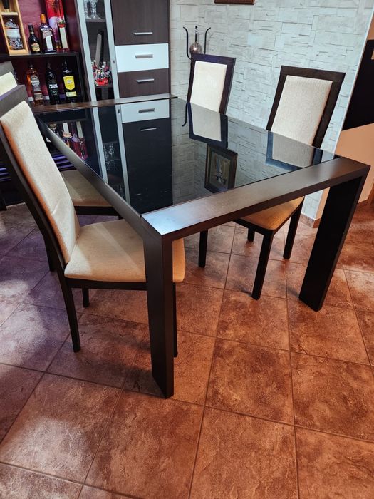 Conjunto de mesa e 6 cadeiras