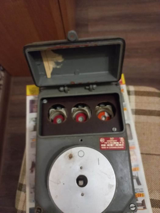 трифазний вимикач з запобіжниками.